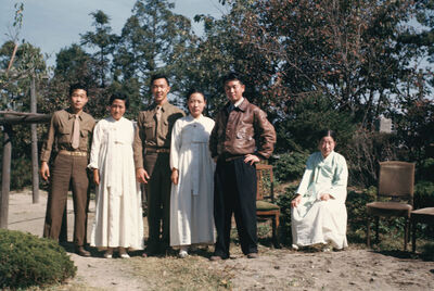 6 people 3 women and 3 men