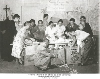 모국에 보낼 구호물자를 정성껏 포장하고 있는 성공회 교인들 (1956)
Relief packages to Korea (1956)