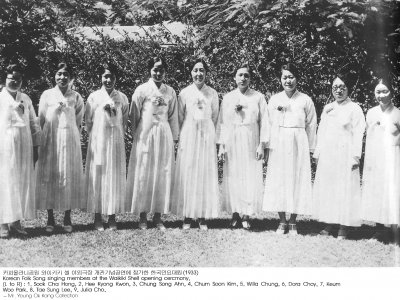 카피올라니공원 와이키키 셀 야외극장 개관기념공연에 참가한
한국민요대원 (1933)
Korean Folk Song singing members at the Waikiki Shell opening ceremony.
(L to R): 1. Sook Cha Hong, 2. Hee Kyong Kwon, 3. Chung Song Ahn, 4. Chum Soon Kim, 5. Willa Chung, 6. Dora Choy, 7. Keum Woo Park, 8. Tae Sung Lee, 9. Julia Cho.