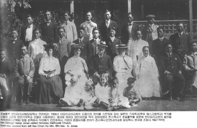 호놀룰루 한인감리교회(담임목사 민찬호)는 1906년 미감리교선교회의 도움으로 펀치볼 스트릿에 있는 일본 기숙학교(후에 밀스고등학교) 부지를 사들여 교회와 한인기숙학교 건물로 사용하였다. 때마침 하와이 한인이민을 적극 관장하였던 존슨목사가 호놀룰루를 방문해 한인감리교회의 발전을 축하하였다(1906) 앞줄 왼쪽에서 두번째가 민찬호목사, 가운데 중절모자를 쓴이가 존스목사(인천내리교회 담임목사, 한국명 조원시, 1967-1919)
Rev. George Heber Jones visited Honolulu Methodist Church.
Front row, second from left: Rev. Chan Ho Min, fifth： Rev. G. Jones.