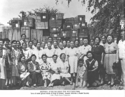 해방후에도 조국돕기에 앞장선 전후 부인구제회 (1946)
Tons of relief goods ready to ship to Korea, Korean Women*s Relief Society