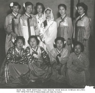 해당화 크럽，해방후 평화부인들로 구성된 문화단체，한라배 함여사와 자리를 같이 했다.（1951） Hae-dang Hwa Club of Peace Brides with Halla Pai Huhm.