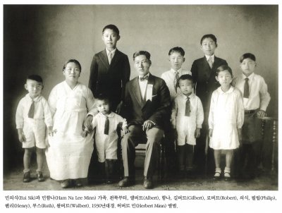 민의식(Eui Sik)과 민함나(Ham Na Lee Minn) 가족. 왼쪽부터, 앨버트(Albert), 함나, 길버트(Gilbert), 로버트(Robert), 의식, 필립(Philip), 헨리(Henry), 루스(Ruth), 왈버트(Walbert). 1930년대경. 허버트 민(Herbert Minn) 앨범.