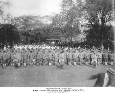 국민군단의 군사시범，카할루(1916)
Korean Liberation Army during a military exhibition, Kahaluu, Oahu