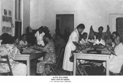 바자회 준비 (1954)
Team work for bazaar