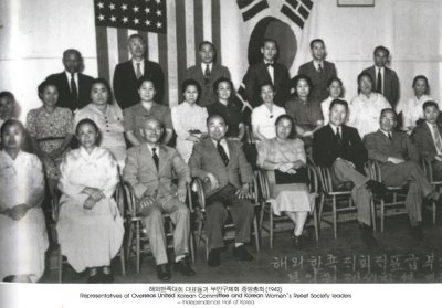 해외한족대회 대표들과 부인구제회 중앙총회(1942)
Representatives of Overseas United Korean Committee and Korean Women’s Relief Society leaders